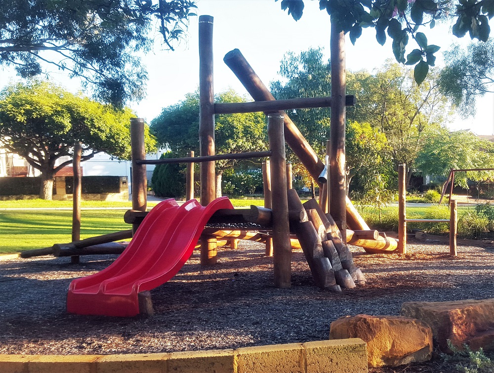 lyPa Harvey Climber elevated log playground