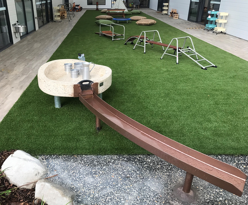 lyPa organic water play trough with one gate.