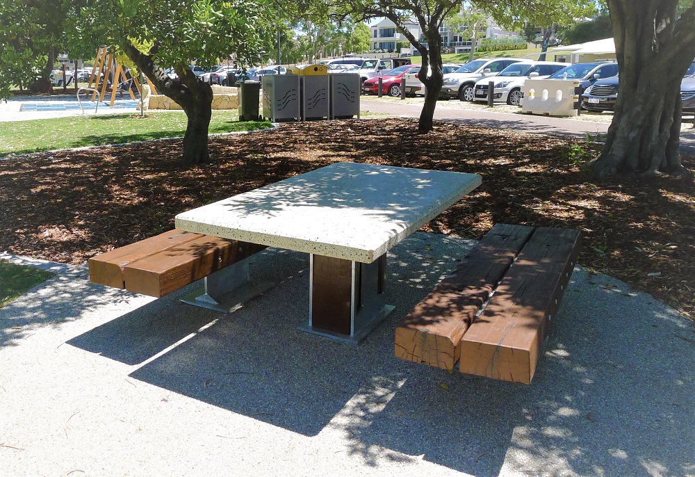 lyPa Picnic Table